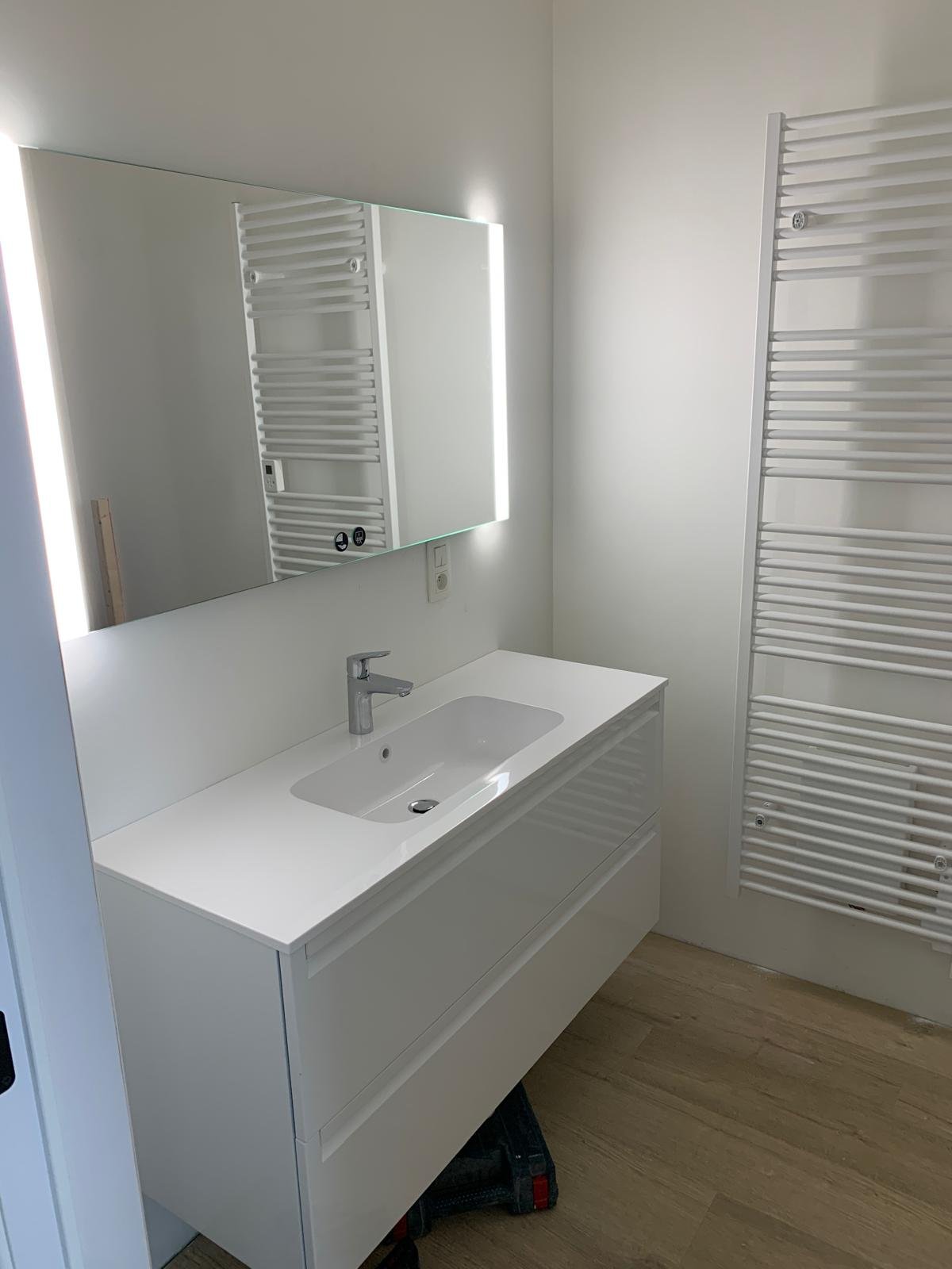 Salle de bain toute blanche - même le mortex photo apres