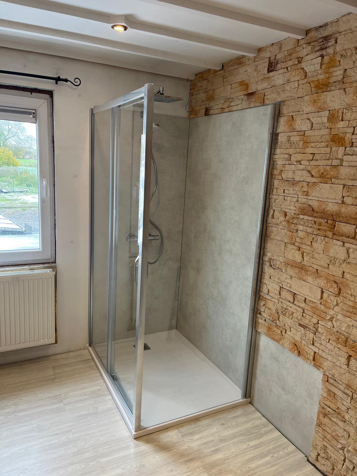 Une large douche à la place de la baignoire photo apres