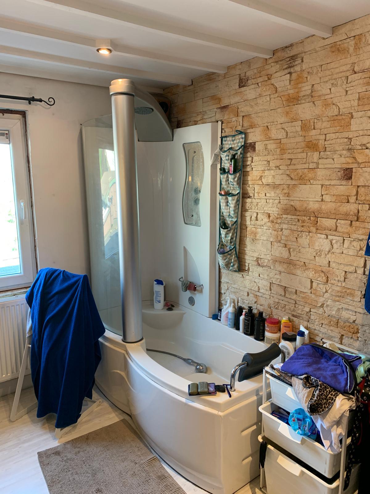 Une large douche à la place de la baignoire photo avant